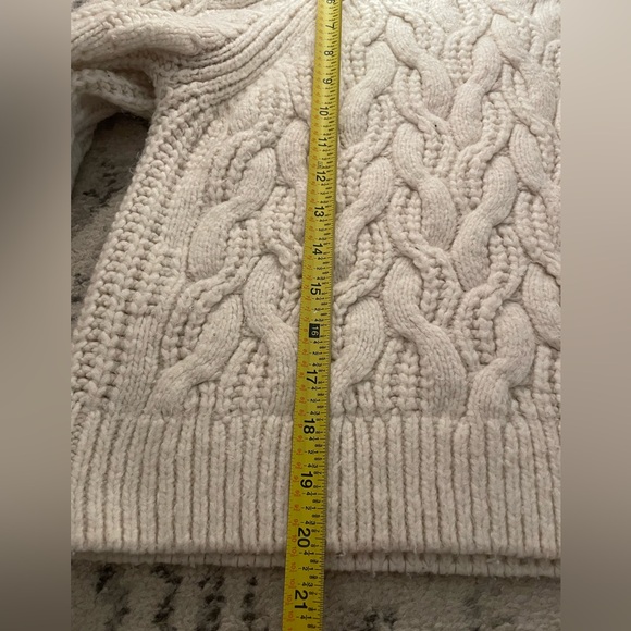 H&M ๐ค Women's Cream Cable Knit Sweater - Picture 6 of 7